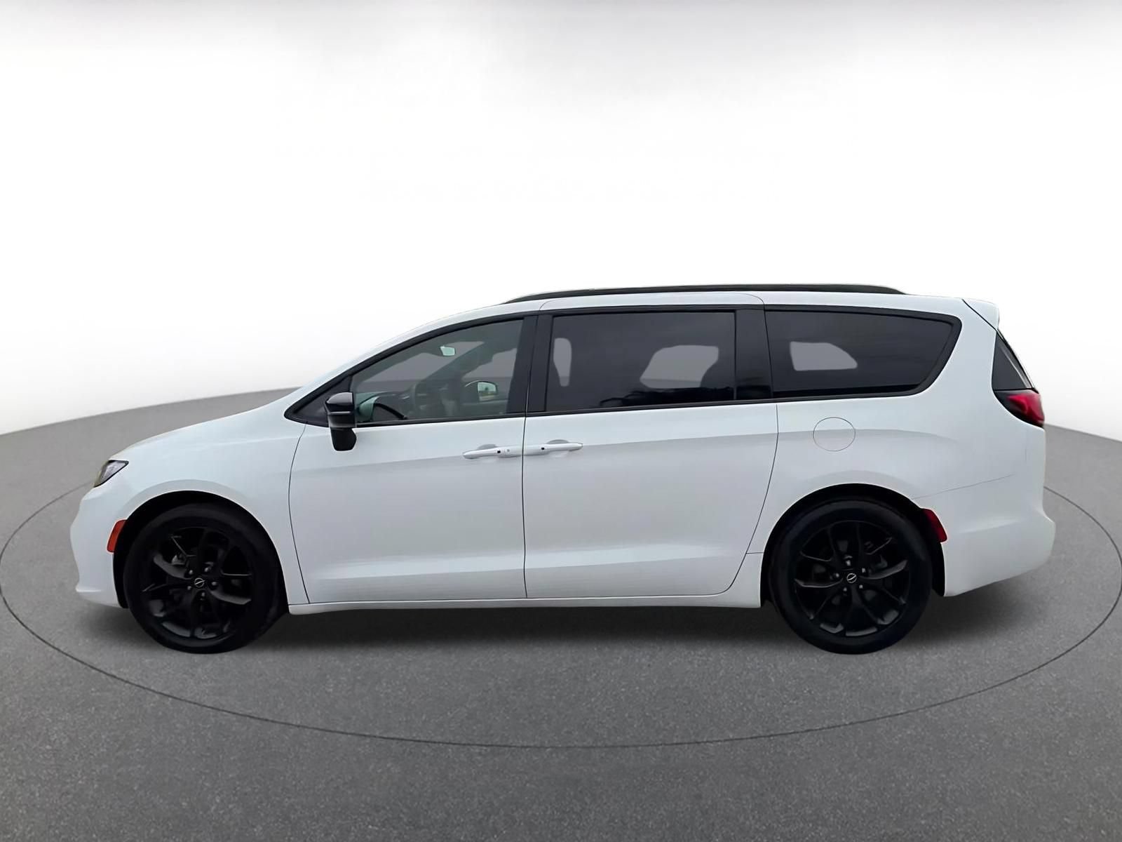 Used 2025 Chrysler Pacifica Limited FWD image 8