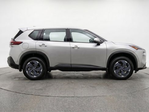 Used 2025 Nissan Rogue SV AWD/4WD image 11