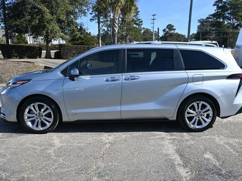 Used 2021 Toyota Sienna Platinum image 2