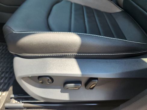 Used 2024 Volkswagen Taos SEL image 9