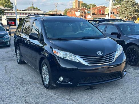 Used 2011 Toyota Sienna XLE image 1