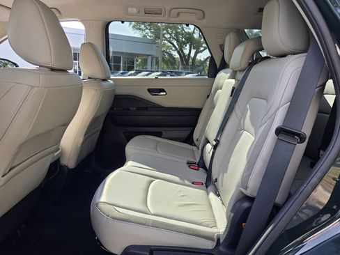 Used 2025 Nissan Pathfinder SL FWD image 13