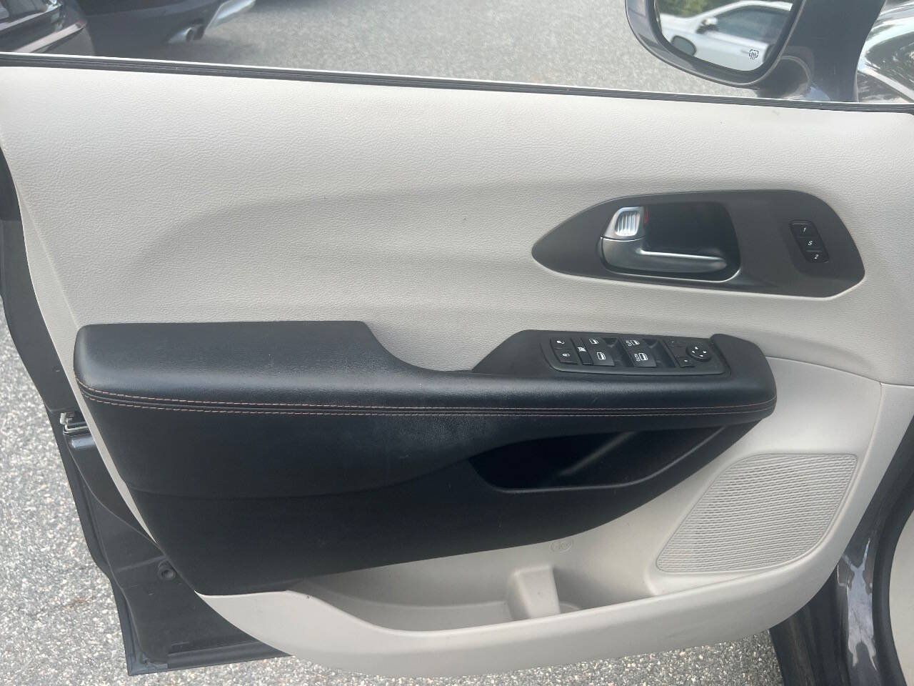 Used 2020 Chrysler Pacifica Touring-L FWD image 27
