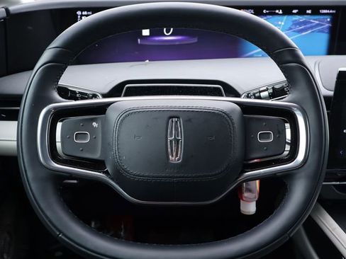 Used 2025 Lincoln Nautilus Reserve image 6