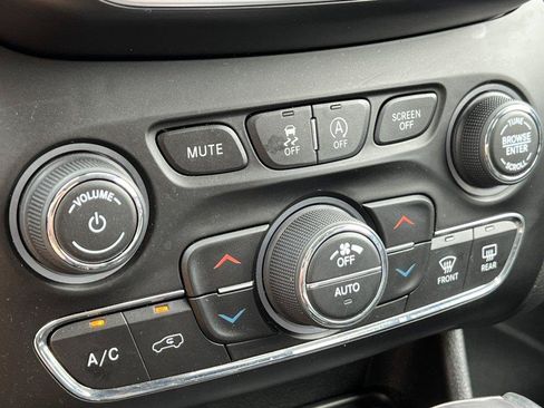 Used 2019 Jeep Cherokee Limited w/ Trailer Tow Group AWD/4WD image 24