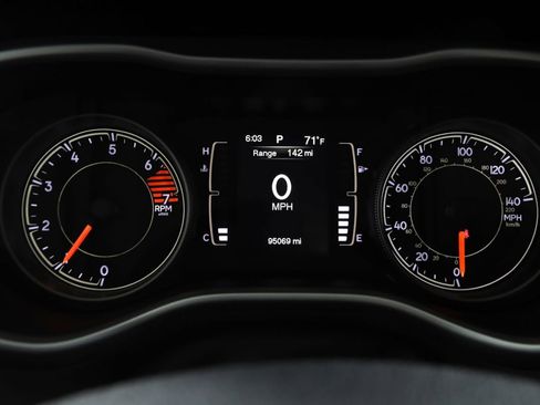 Used 2018 Jeep Cherokee Latitude Plus w/ Cold Weather Group image 15