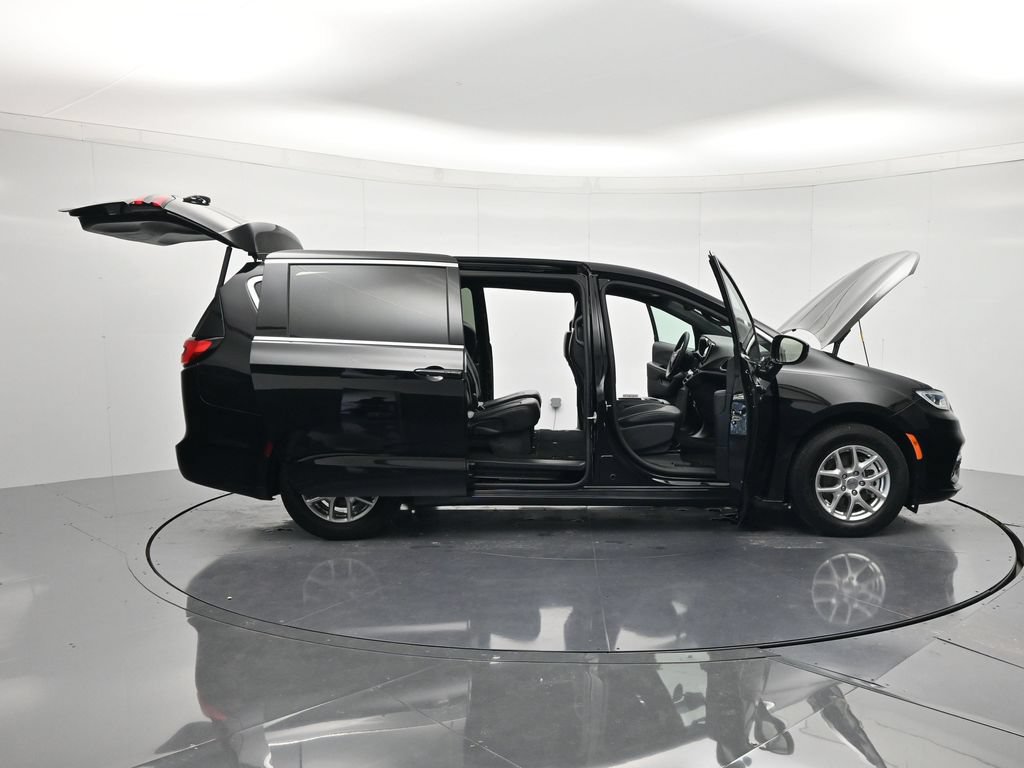 Used 2025 Chrysler Pacifica Select FWD image 47