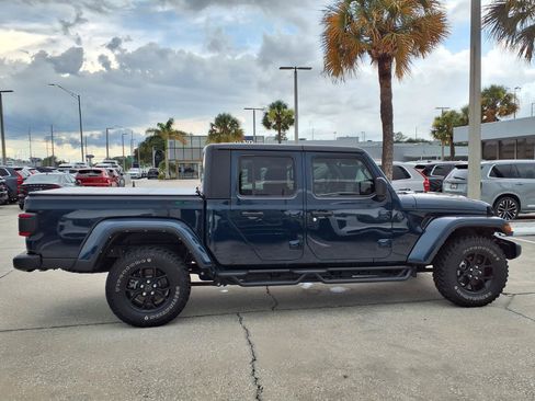 Used 2025 Jeep Gladiator Sport AWD/4WD image 8