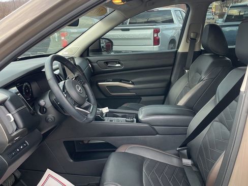 Used 2024 Nissan Pathfinder Platinum w/ Cargo Package image 6