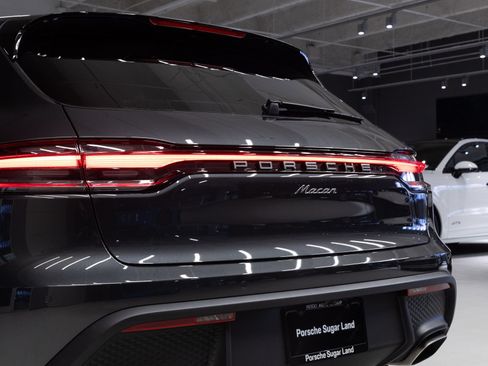 Certified 2026 Porsche Macan AWD/4WD image 31