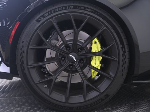 Used 2026 Aston Martin V8 Vantage Coupe RWD image 16