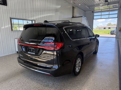 Used 2022 Chrysler Pacifica Touring FWD image 5