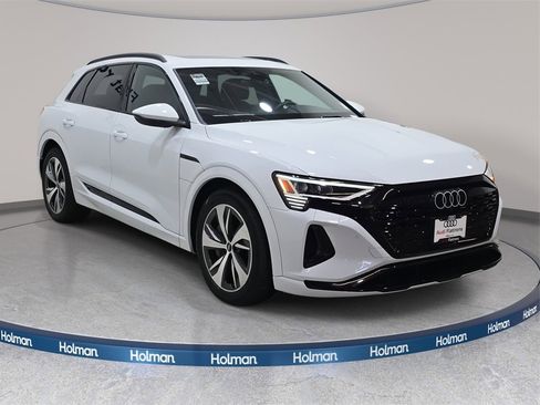 Used 2024 Audi Q8 e-tron Premium image 4