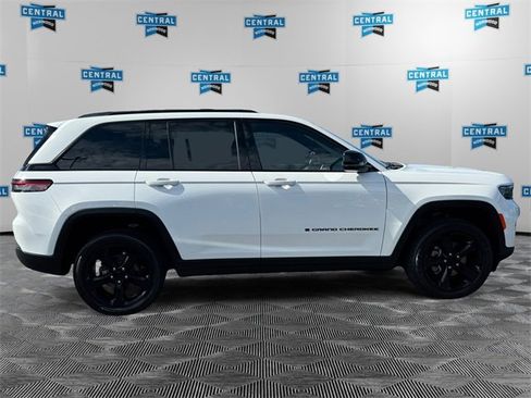 Certified 2023 Jeep Grand Cherokee Altitude image 7