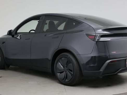 Used 2026 Tesla Model Y AWD image 4