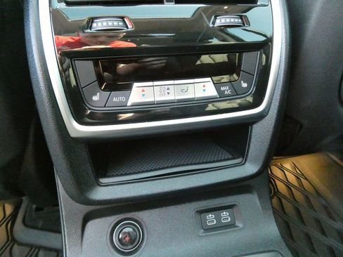 Used 2022 BMW X7 xDrive40i w/ Premium Package image 24