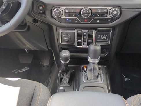 Used 2025 Jeep Wrangler Unlimited Sahara AWD/4WD image 20