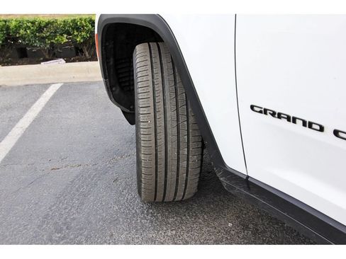 Used 2024 Jeep Grand Cherokee L Limited w/ Black Appearance Package RWD image 36