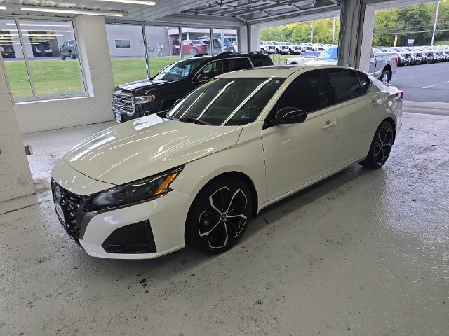 Used 2023 Nissan Altima 2.5 SR w/ SR Premium Package FWD image 2