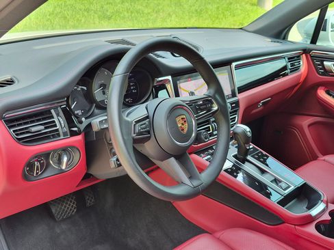 Certified 2025 Porsche Macan S AWD/4WD image 4