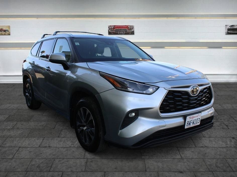 Used 2021 Toyota Highlander XLE FWD image 1
