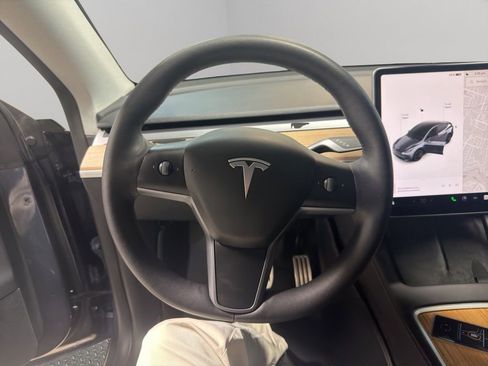 Used 2023 Tesla Model Y Performance image 10