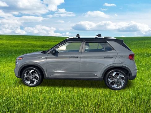 Used 2022 Hyundai Venue Limited image 9