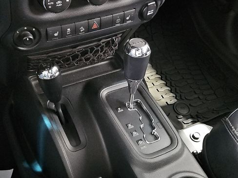 Used 2017 Jeep Wrangler Unlimited Sahara AWD/4WD image 21