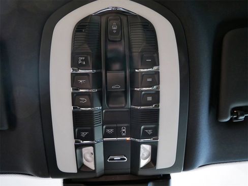 Used 2022 Porsche Macan image 22