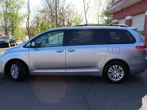 Used 2013 Toyota Sienna XLE w/ Entertainment Pkg FWD image 2