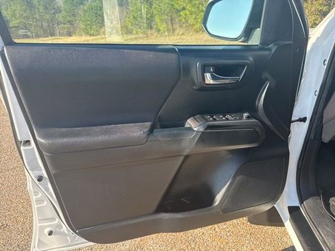 Used 2017 Toyota Tacoma TRD Sport w/ Tow Package image 14