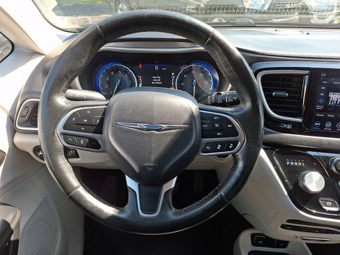 Used 2020 Chrysler Pacifica Touring-L Plus FWD image 18
