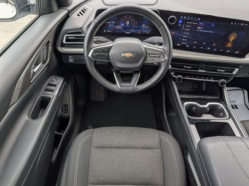 Used 2025 Chevrolet Traverse LT image 12