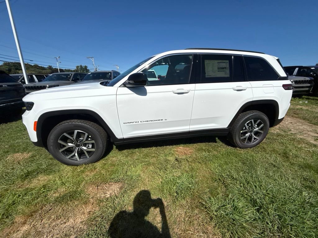 New 2027 Jeep Grand Cherokee Laredo X AWD/4WD image 2