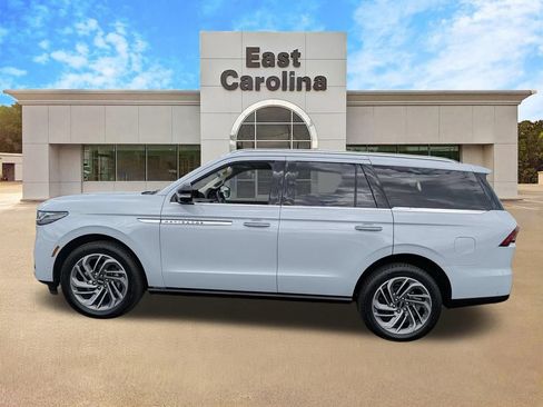 Used 2025 Lincoln Navigator Reserve AWD/4WD image 6