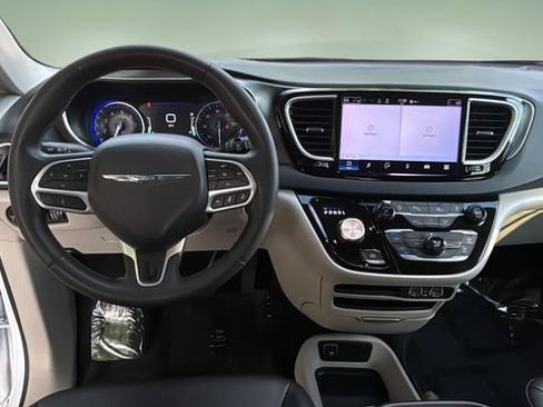 Used 2024 Chrysler Pacifica Touring-L FWD image 10