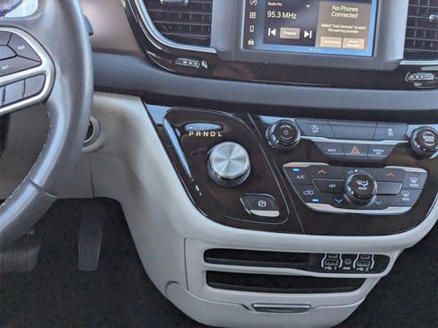 Used 2022 Chrysler Voyager LX image 21