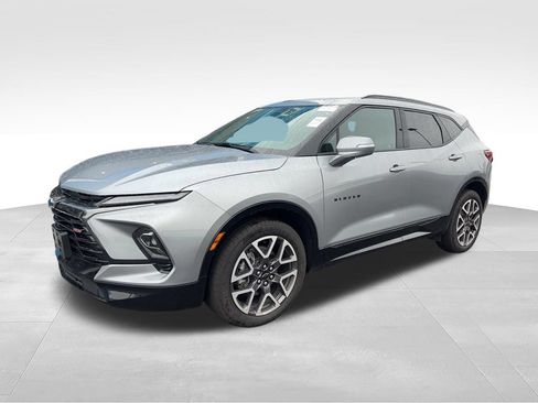 Used 2025 Chevrolet Blazer RS FWD image 2