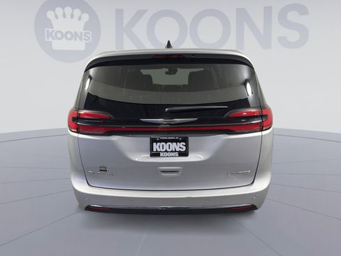 Used 2024 Chrysler Pacifica Limited image 5