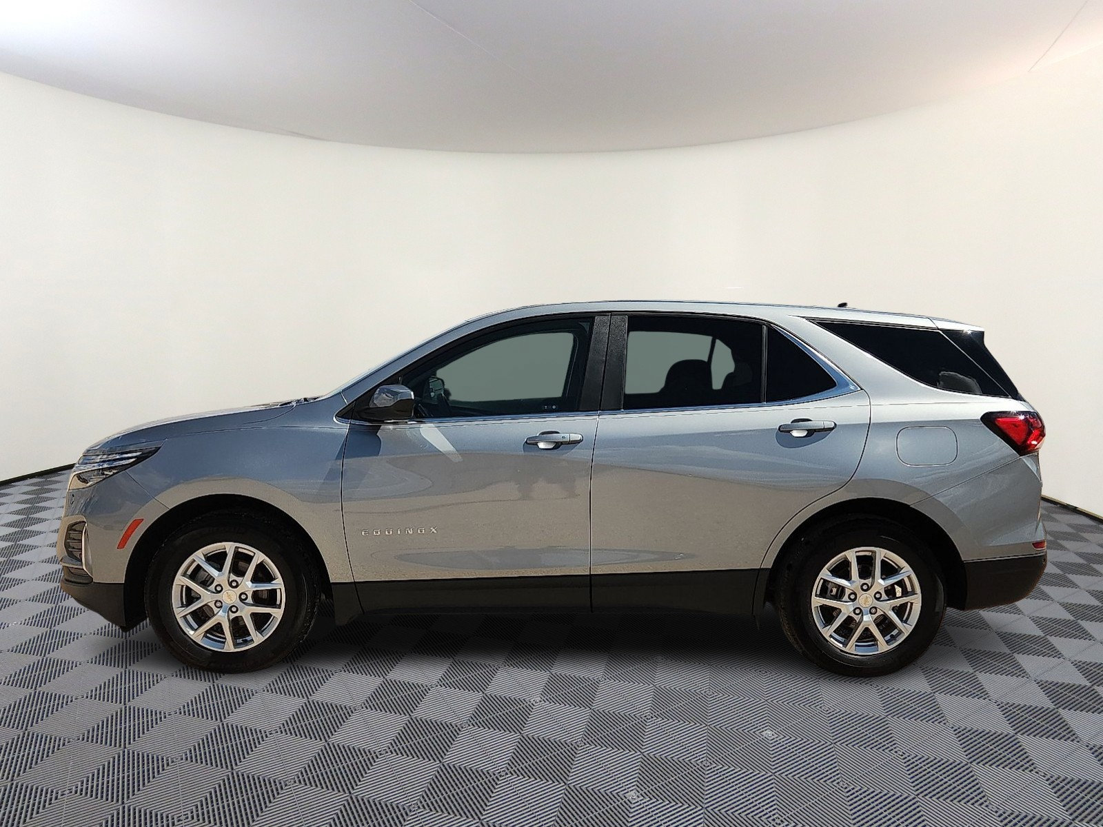 Used 2024 Chevrolet Equinox LT w/ LPO, Floor Liner Package FWD image 2