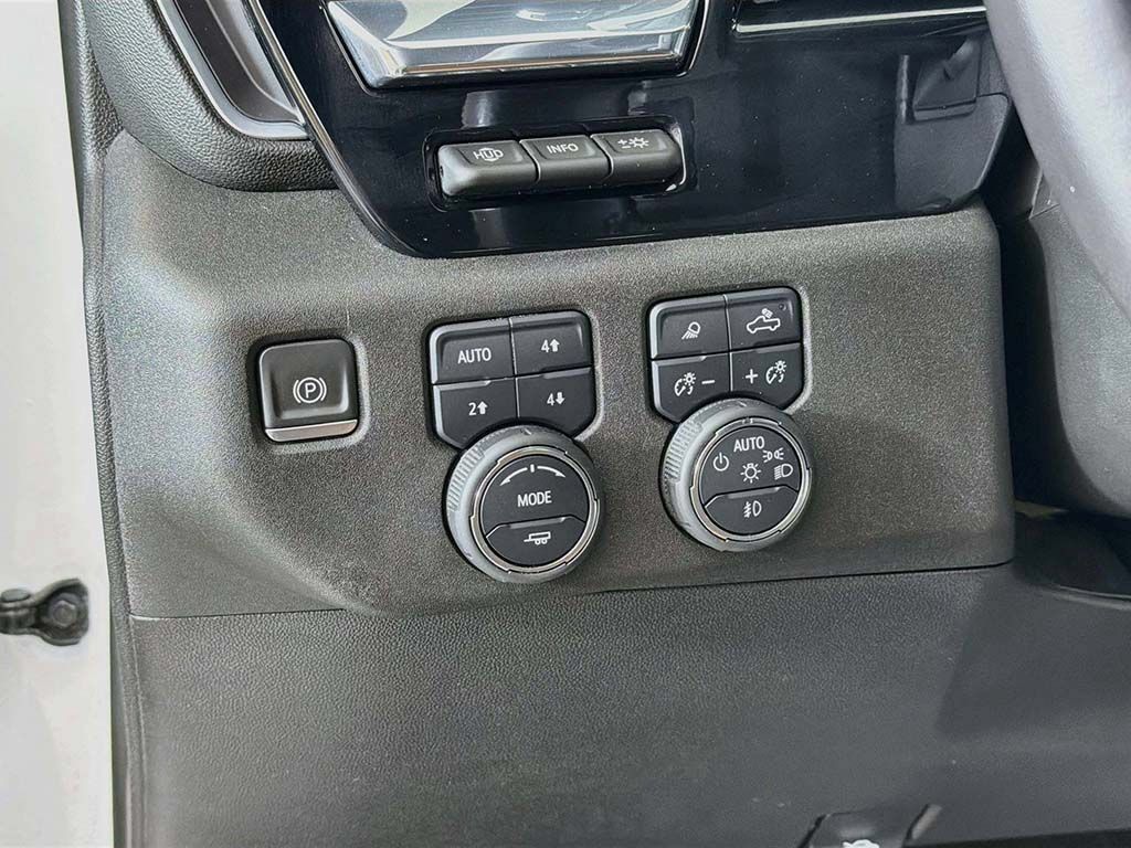 Used 2024 Chevrolet Silverado 1500 High Country w/ Technology Package AWD/4WD image 33
