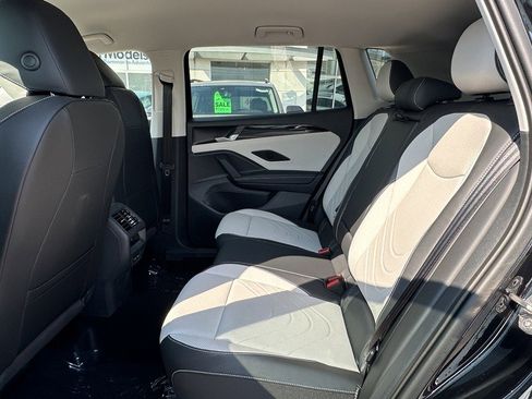 New 2025 Volkswagen Tiguan SE image 7