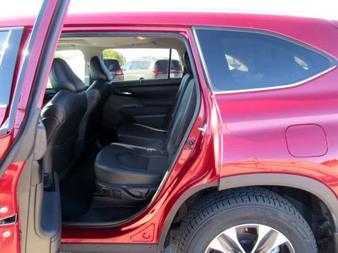 Used 2020 Toyota Highlander XLE image 16