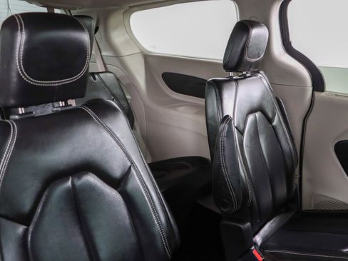 Used 2023 Chrysler Pacifica Touring-L image 28