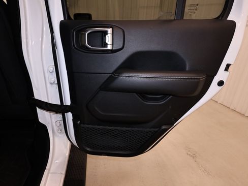 Used 2019 Jeep Wrangler Unlimited Sahara w/ Uconnect 4C Nav & Sound Group AWD/4WD image 15