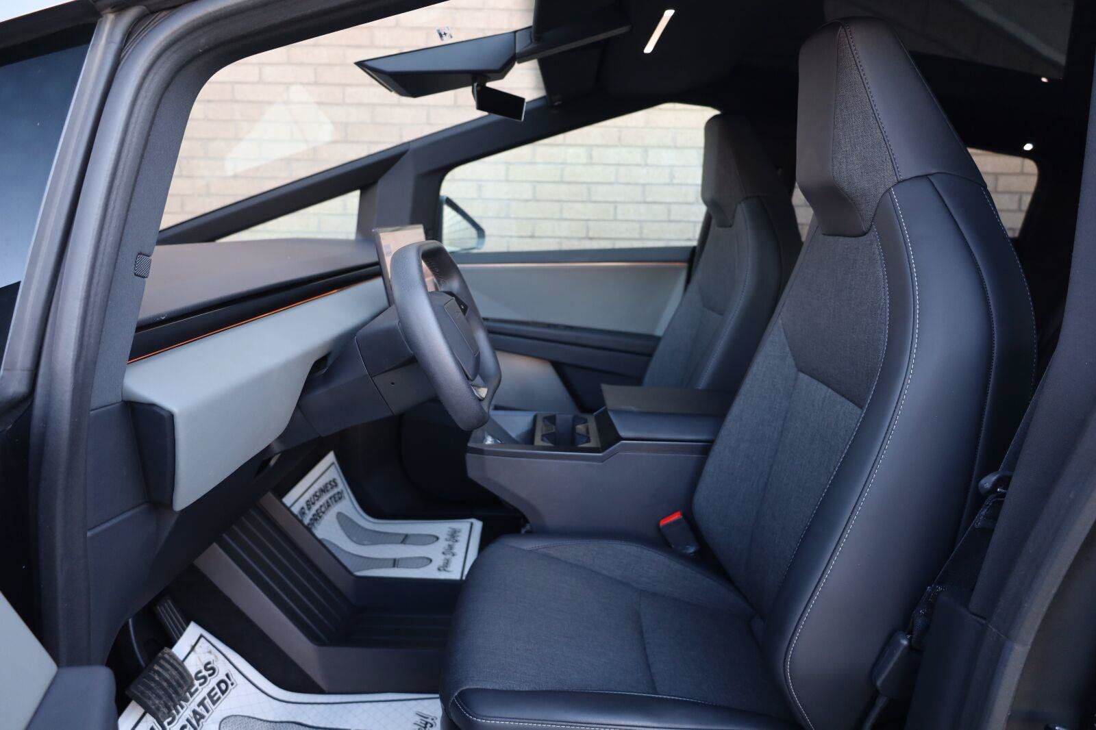 Used 2025 Tesla Cybertruck 2WD Crew Cab image 18
