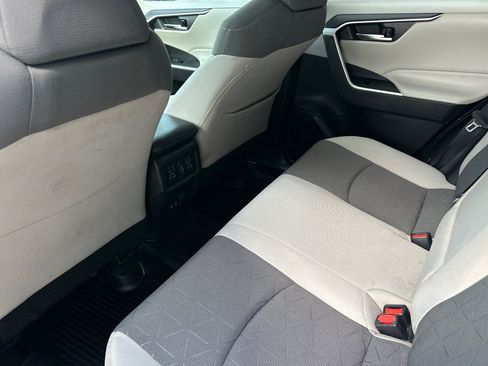 Used 2021 Toyota RAV4 XLE AWD/4WD image 26