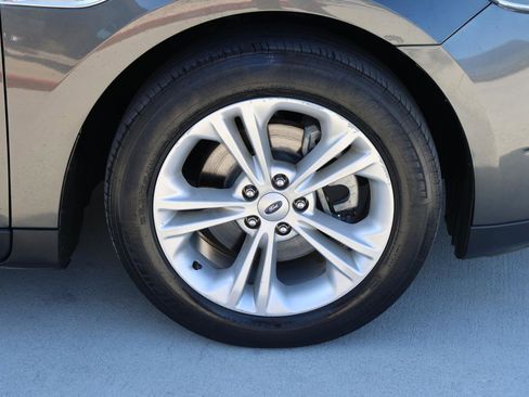 Used 2019 Ford Taurus SE image 8