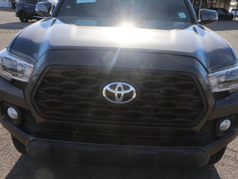 Used 2022 Toyota Tacoma TRD Off-Road image 2