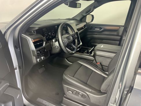 Used 2025 GMC Yukon XL Denali AWD/4WD image 10